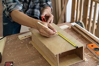 家具年轻的亚洲木匠使用专业工具进行手工制作diy制造商和木工工作的